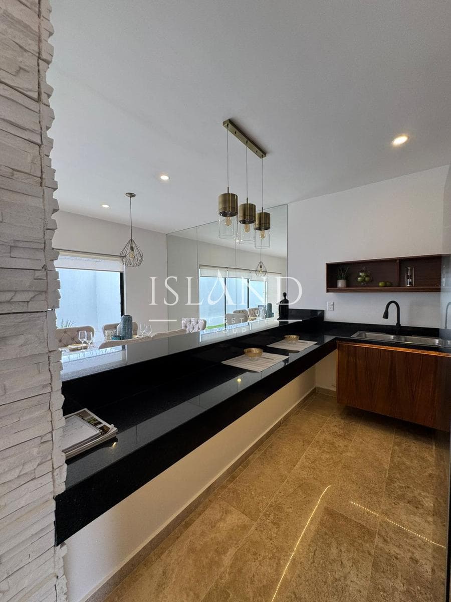 CASA EN VENTA EN CANCÚN, ARBOLADA