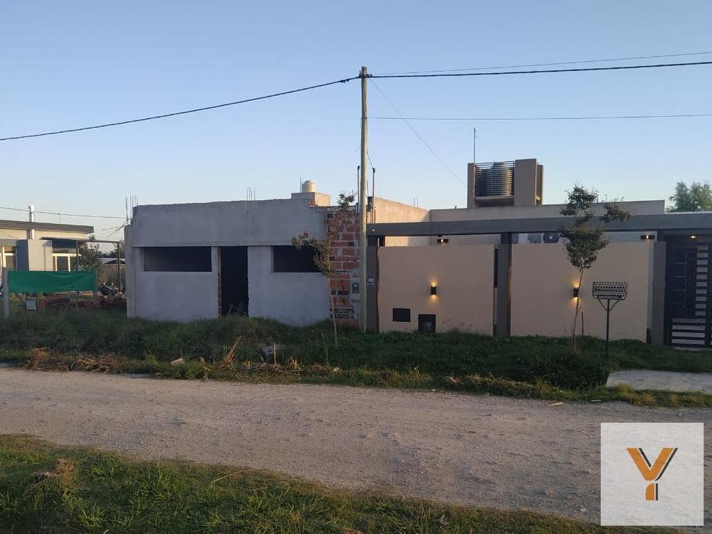 House for sale - 2 bedrooms, 1 bathroom - 318 m² - Lisandro Olmos