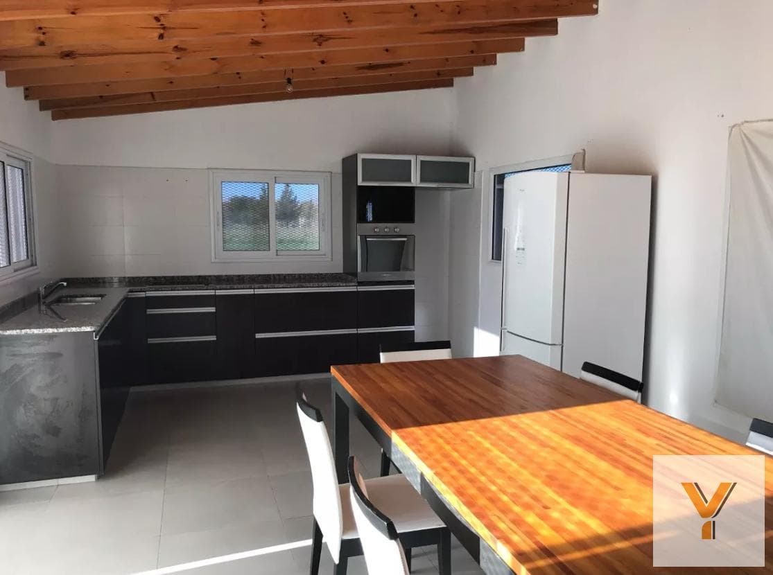 House for sale: 3 bedrooms, 1 bathroom, patio, and pool - 6,000 m² - Abasto