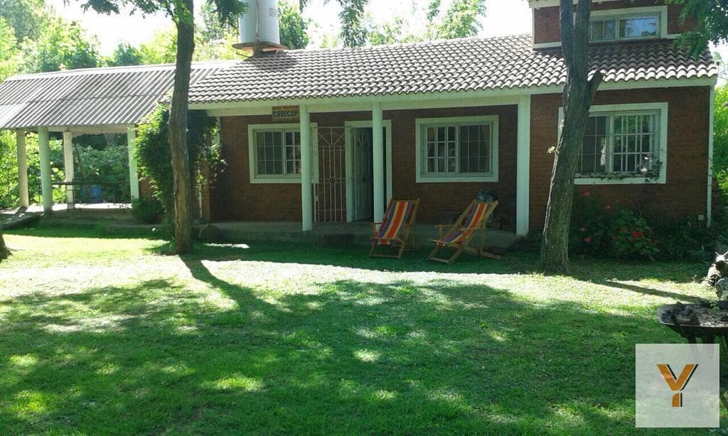 6,000 m² country house with a pool, barbecue area, and guest house.