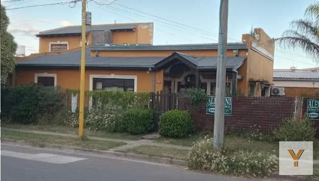 House for sale - 4 bedrooms, 2 bathrooms - 150 m² - Tres Arroyos