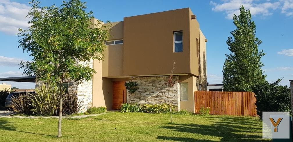 House for Sale - 4 Bedrooms, 4 Bathrooms, 2 Parking Spaces - 860 m² - Escobar