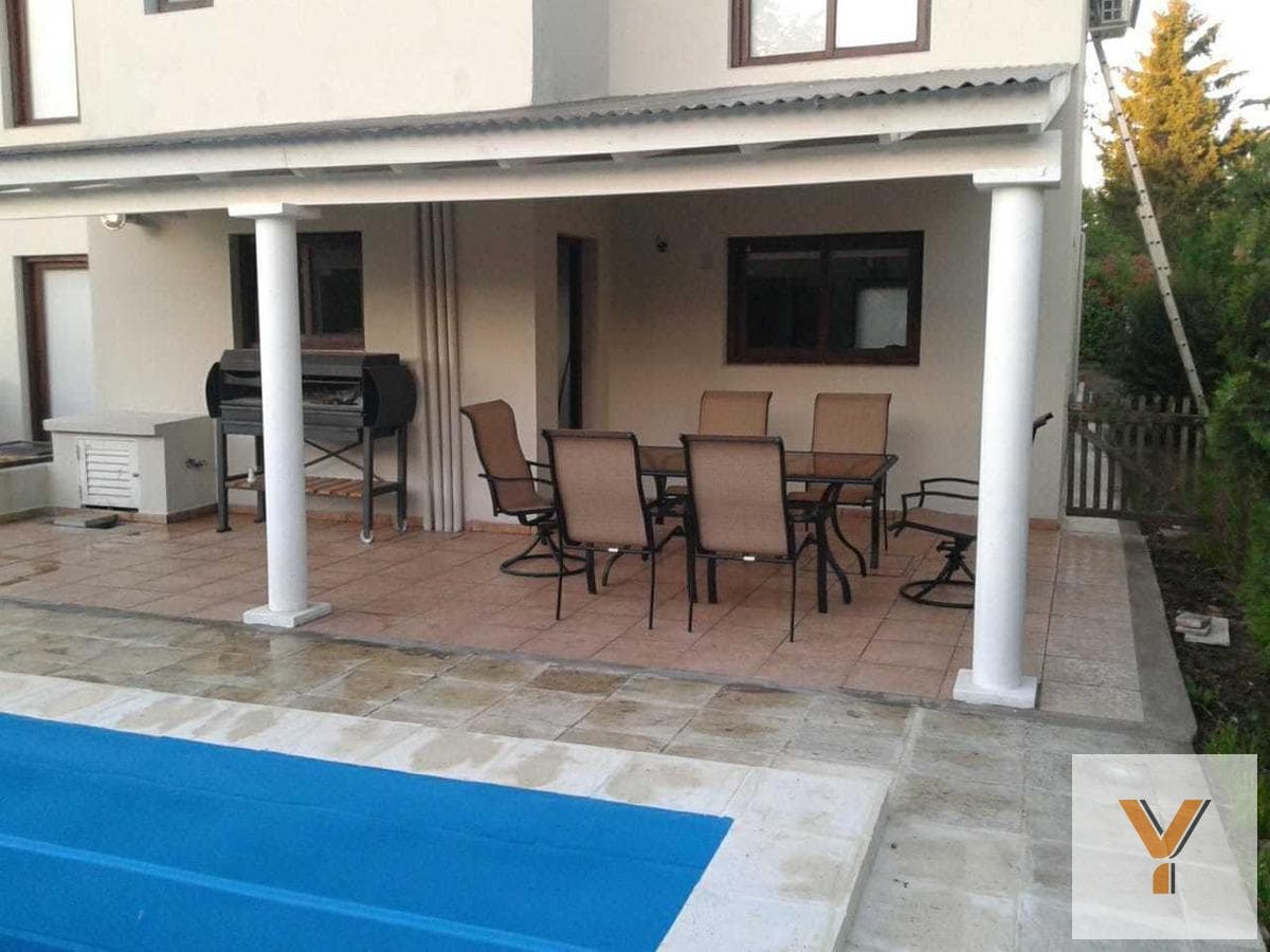 House for sale - 3 bedrooms, 3 bathrooms - 290 m² - Chascomús