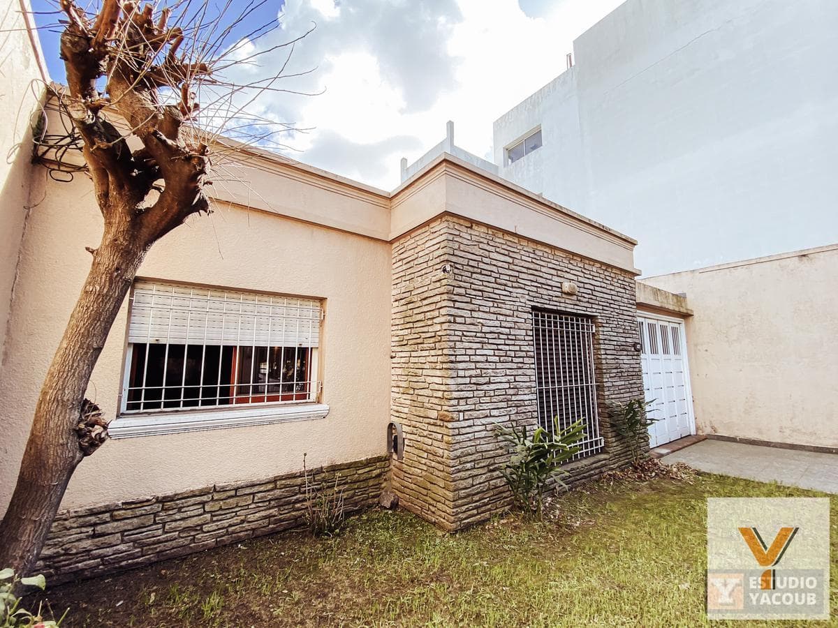 House for sale - 4 bedrooms, 2 bathrooms - Parking spaces - 209 m² - Tolosa, La Plata