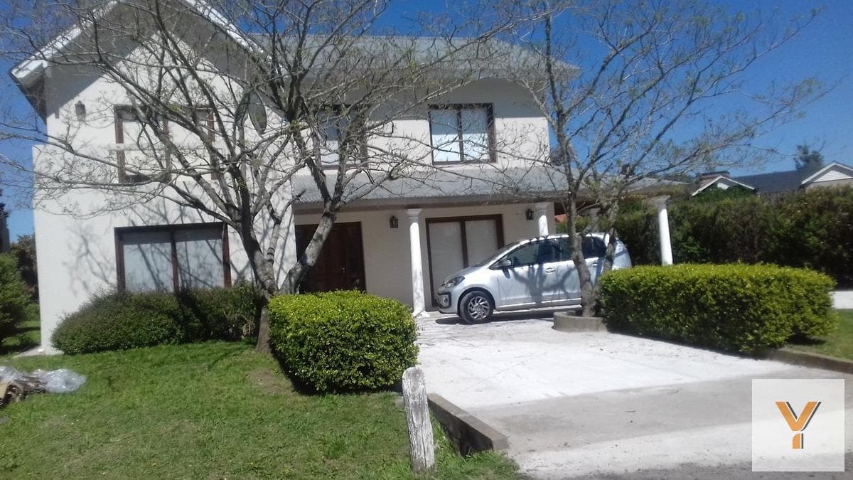 House for sale - 3 bedrooms, 3 bathrooms - 290 m² - Chascomús