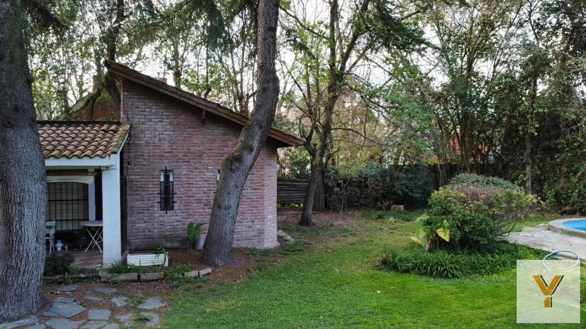House for Sale - 3 Bedrooms, 1 Bathroom - Garage - 1,417 m² - Parque Leloir, Ituizangó