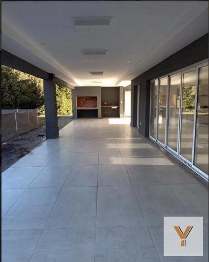 House for sale - 3 bedrooms, 2 bathrooms - pool and barbecue - 922 m² - Luján