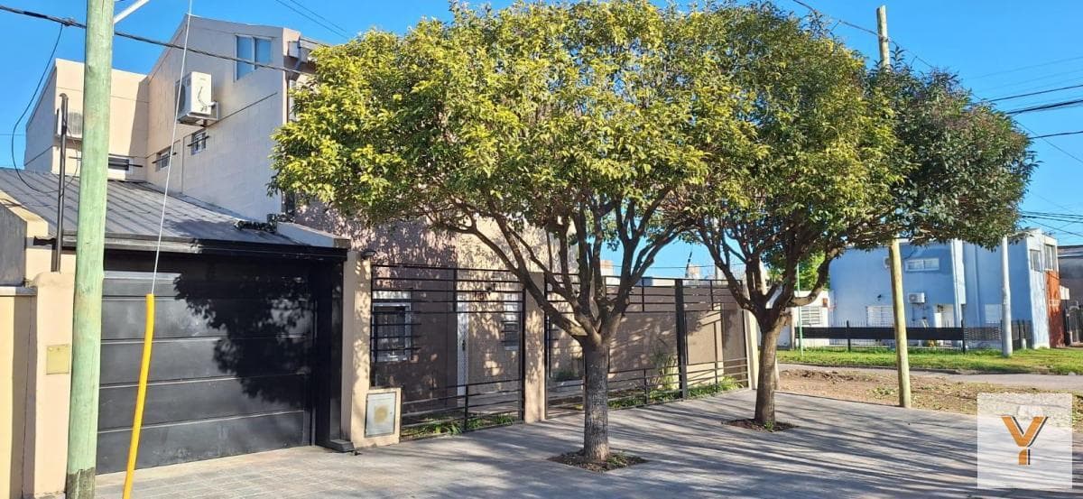 House for Sale - 4 Bedrooms, 3 Bathrooms - Parking Spaces - 320 m² - Lisandro Olmos, La Plata