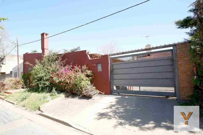 House for Sale - 5 Bedrooms, 2 Bathrooms - Garage - Pool - 280 m² - Manuel B. Gonnet