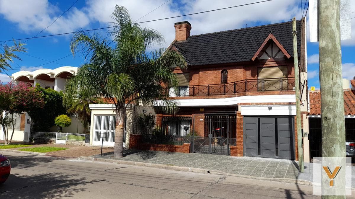 House for sale - 4 bedrooms, 3 bathrooms - Garage - 300 m² - Ramos Mejía