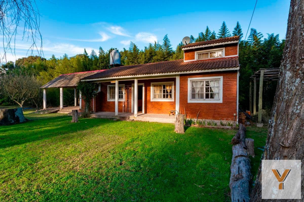 6,000 m² country house with a pool, barbecue area, and guest house.