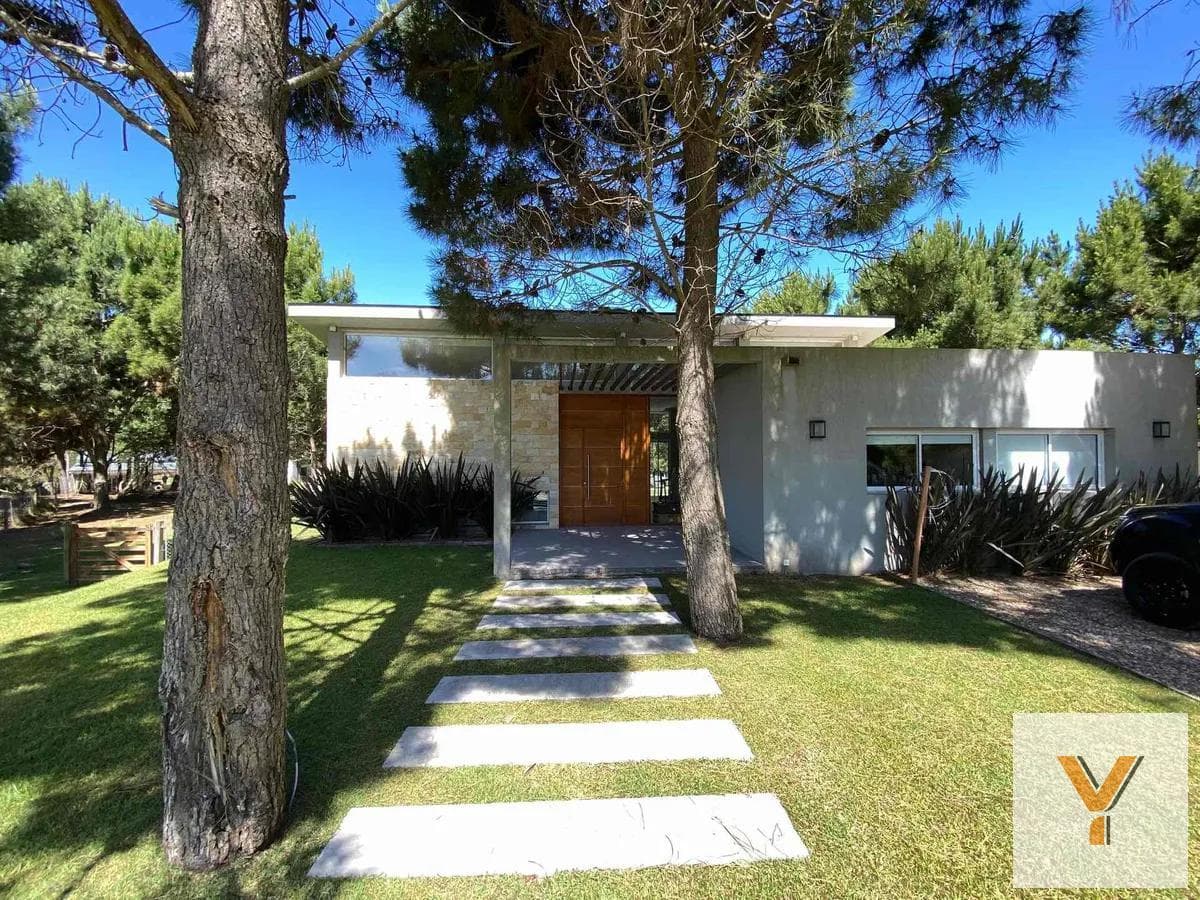 House for Sale - 3 bedrooms, 3 bathrooms - 1,600 m² - Residencial I, Costa Esmeralda, Pinamar