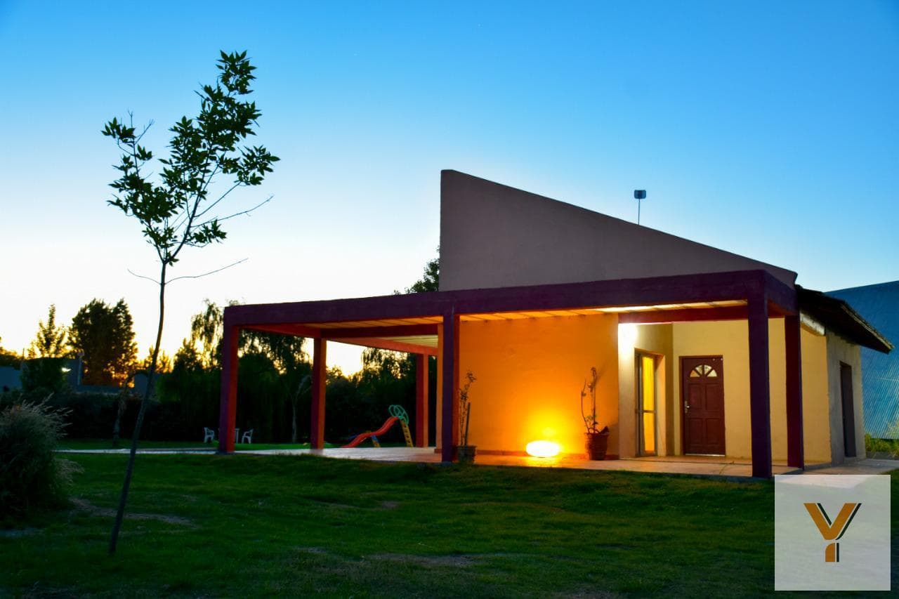 House and Alpine Cabin for Sale—4 Bedrooms Total, 2 Bathrooms—Swimming Pool—2,500 m²—Olavarría
