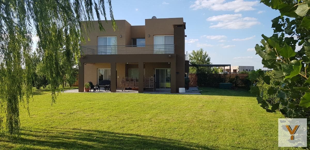 House for Sale - 4 Bedrooms, 4 Bathrooms, 2 Parking Spaces - 860 m² - Escobar