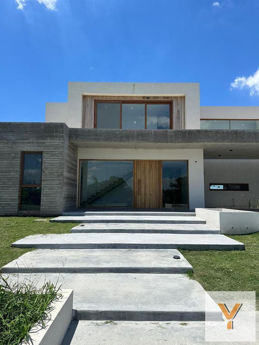 House for Sale - 4 Bedrooms, 5 Bathrooms - Parking Spaces - 387 m² - El Milord, Pilar