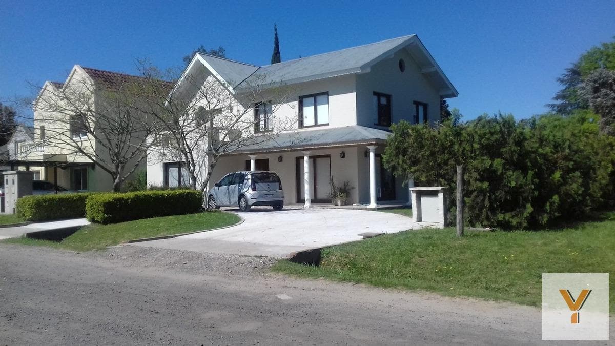 House for sale - 3 bedrooms, 3 bathrooms - 290 m² - Chascomús