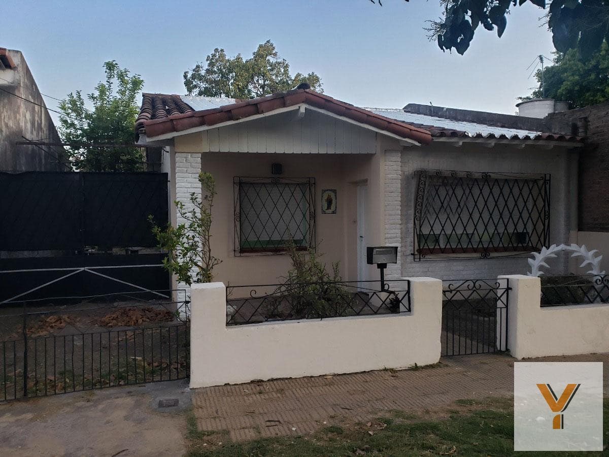 House for sale - 2 bedrooms, 1 bathroom - large yard - 320 m² - Florencio Varela