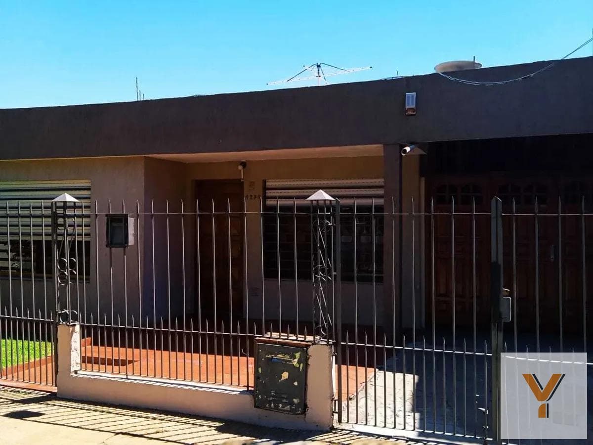 House for sale - 2 bedrooms, 1 bathroom - 90 m² - Berazategui