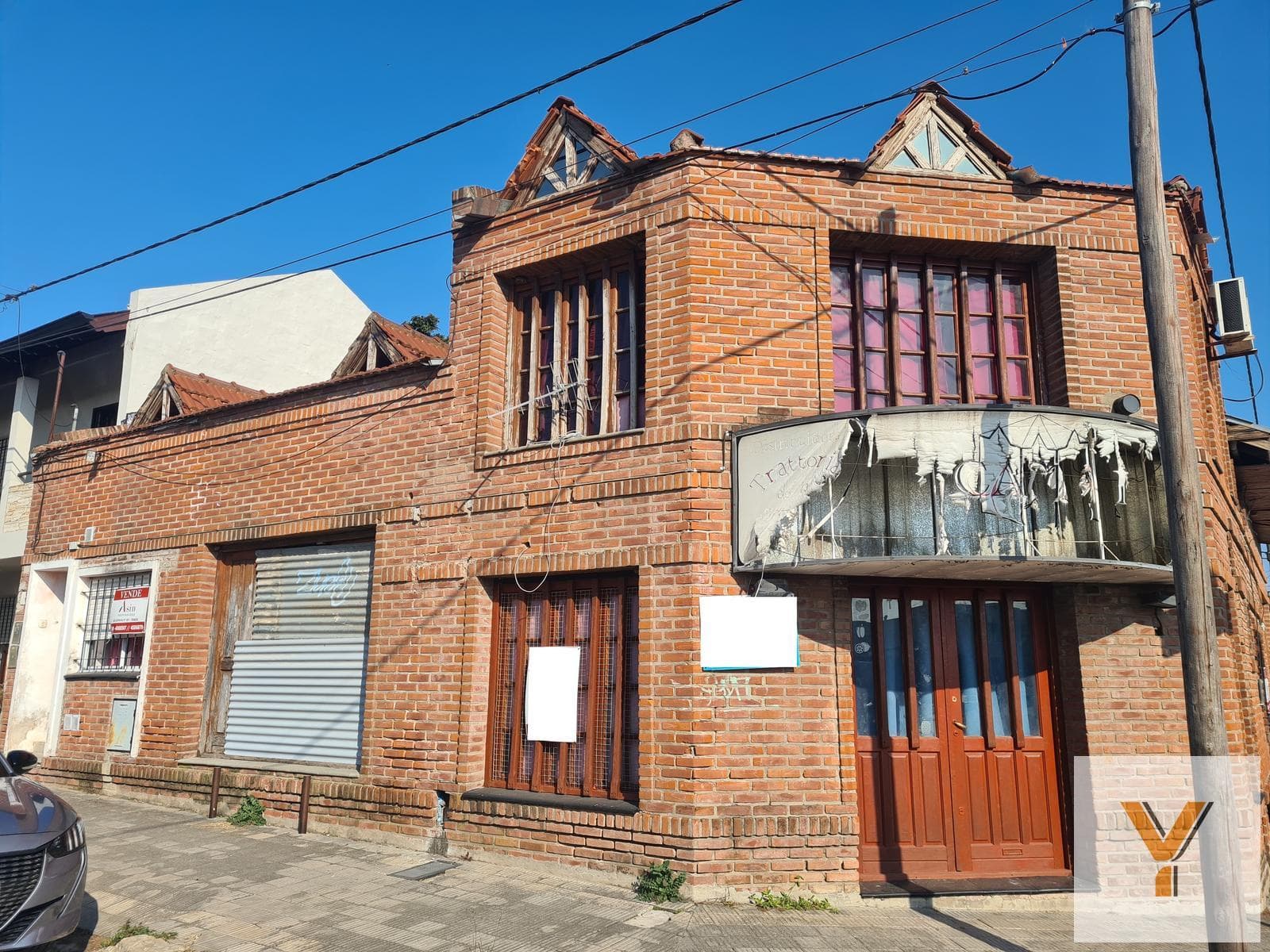 3 propiedades en una: casa con local, galpon, depto - 198 mts2 totales - Barrio Terminal de Tandil