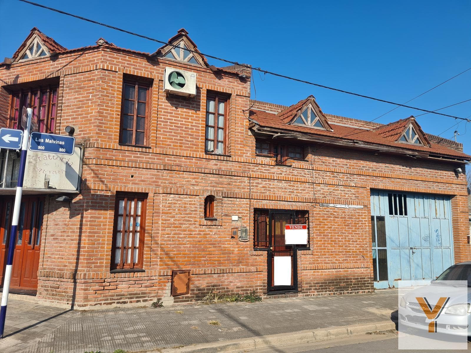 3 propiedades en una: casa con local, galpon, depto - 198 mts2 totales - Barrio Terminal de Tandil
