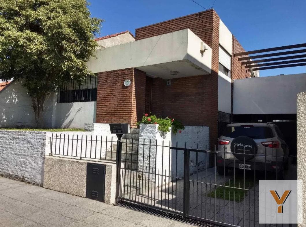 House for sale - 2 bedrooms, 2 bathrooms, 2 parking spaces - 300 m² of covered area - Banfield