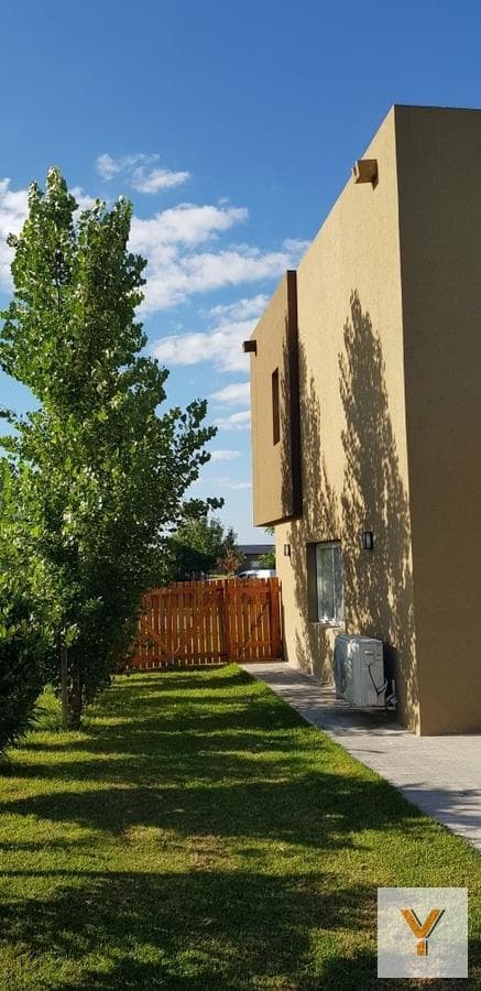 House for Sale - 4 Bedrooms, 4 Bathrooms, 2 Parking Spaces - 860 m² - Escobar