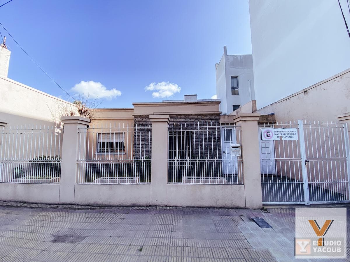 House for sale - 4 bedrooms, 2 bathrooms - Parking spaces - 209 m² - Tolosa, La Plata