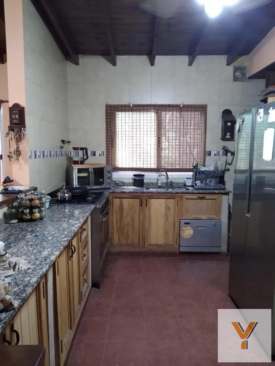 House for Sale - 2 Bedrooms, 1 Bathroom - Parking Spaces - 1,900 m² - Cañuelas