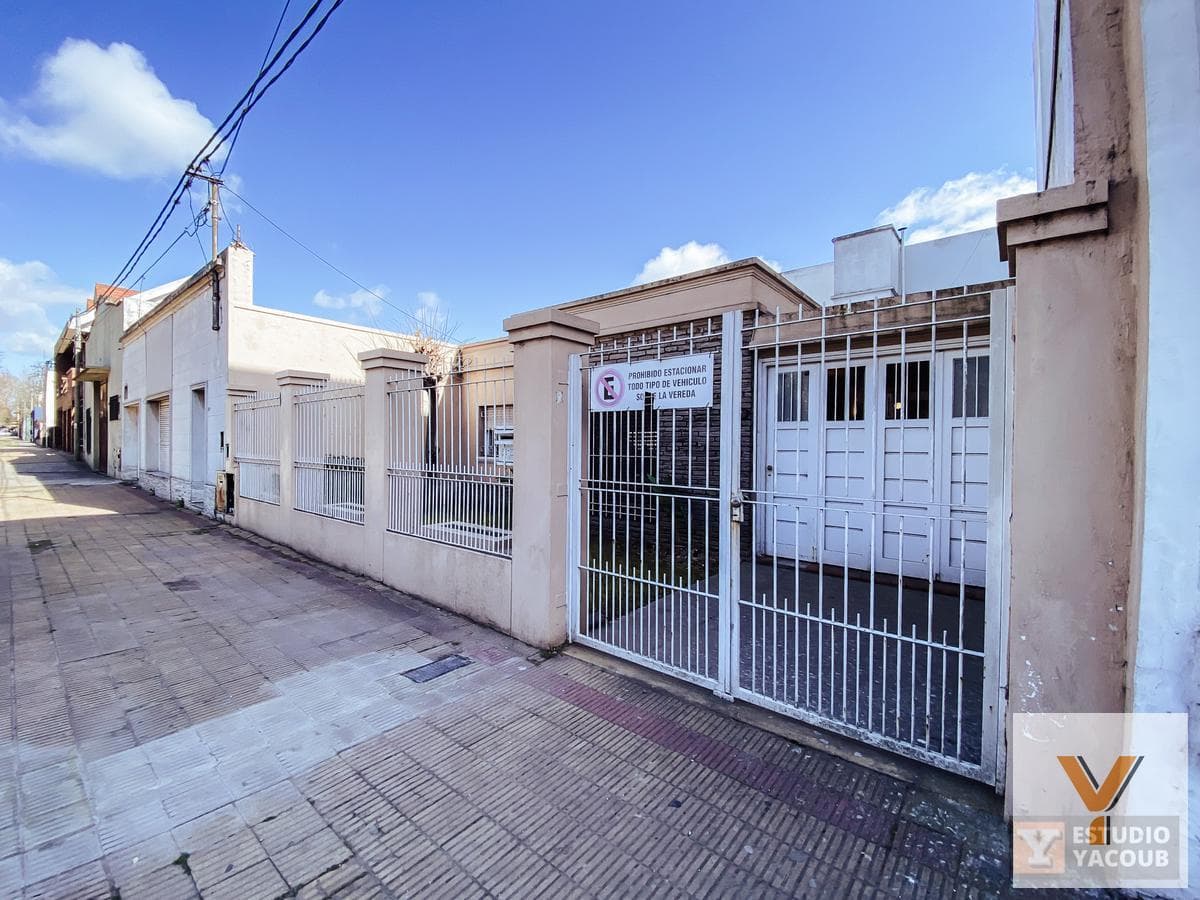 House for sale - 4 bedrooms, 2 bathrooms - Parking spaces - 209 m² - Tolosa, La Plata