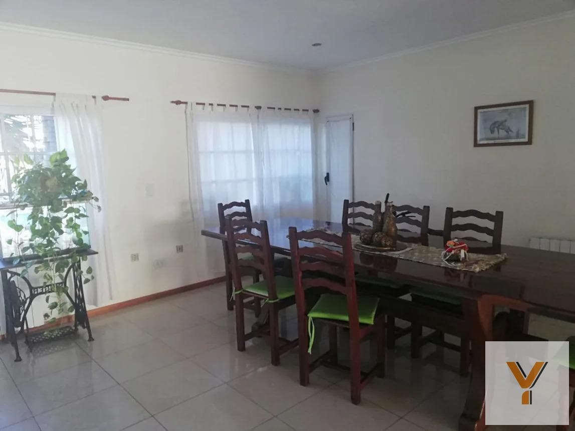 House for Sale - 4 Bedrooms, 3 Bathrooms - Garage - 2,200 m² - Florencio Varela