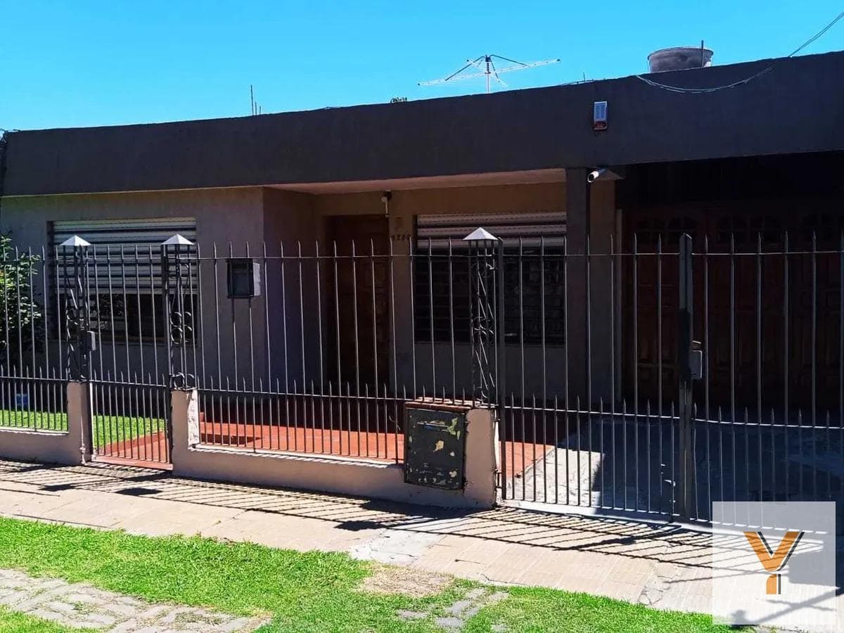 House for sale - 2 bedrooms, 1 bathroom - 90 m² - Berazategui