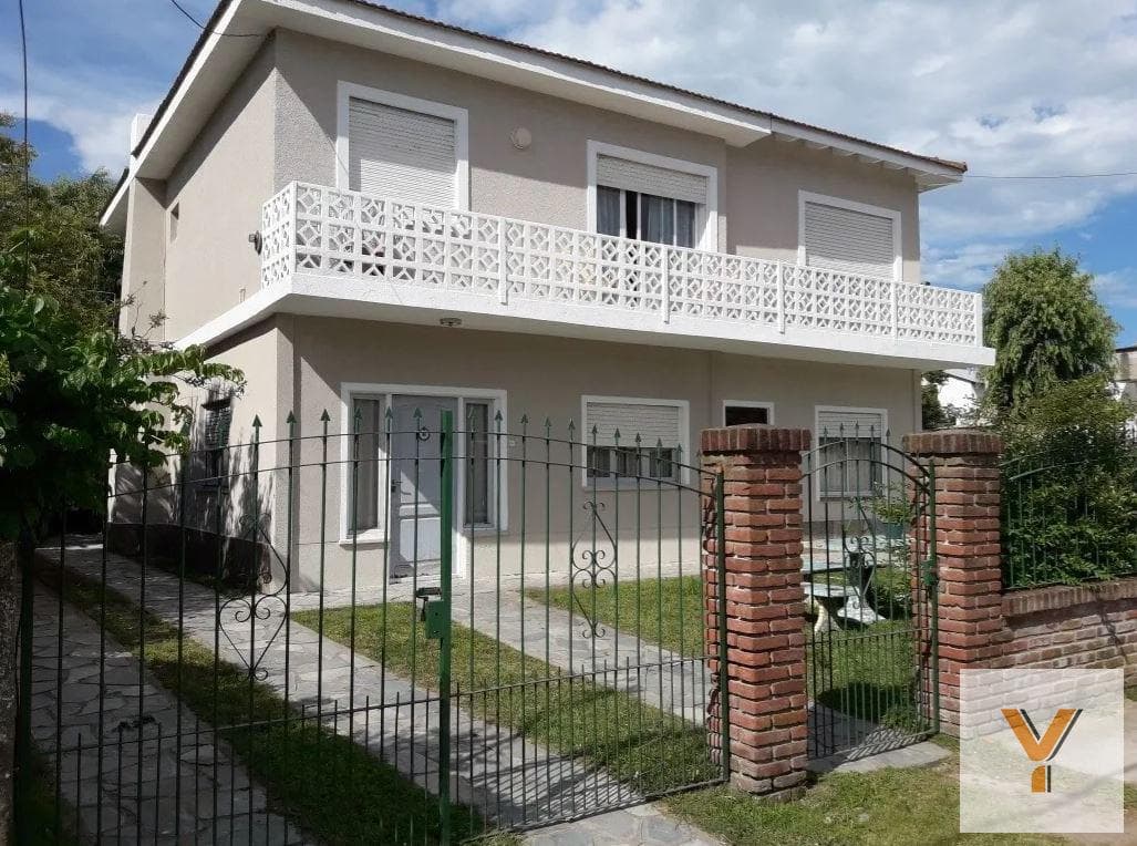 Apartments for Sale - 7 bedrooms, 4 bathrooms - 405 m² - Villa Gesell