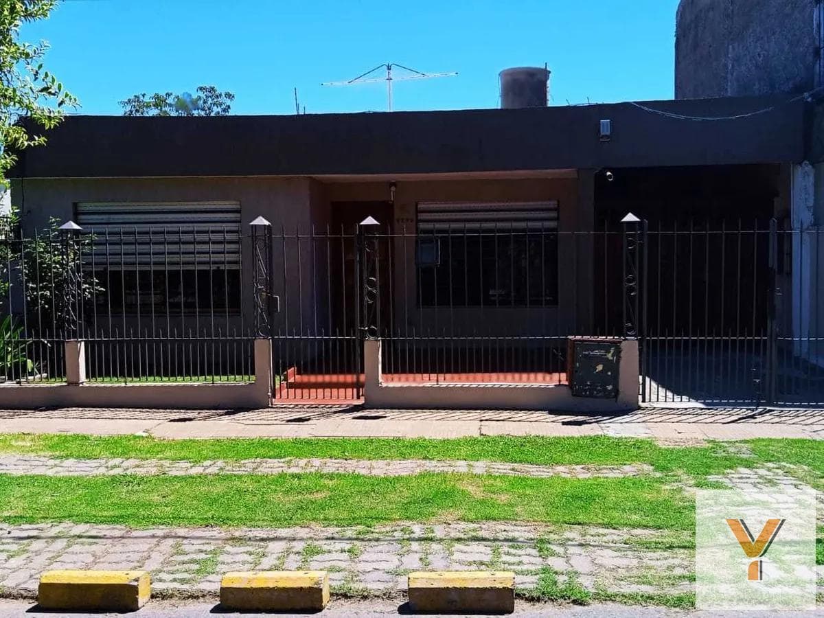 House for sale - 2 bedrooms, 1 bathroom - 90 m² - Berazategui