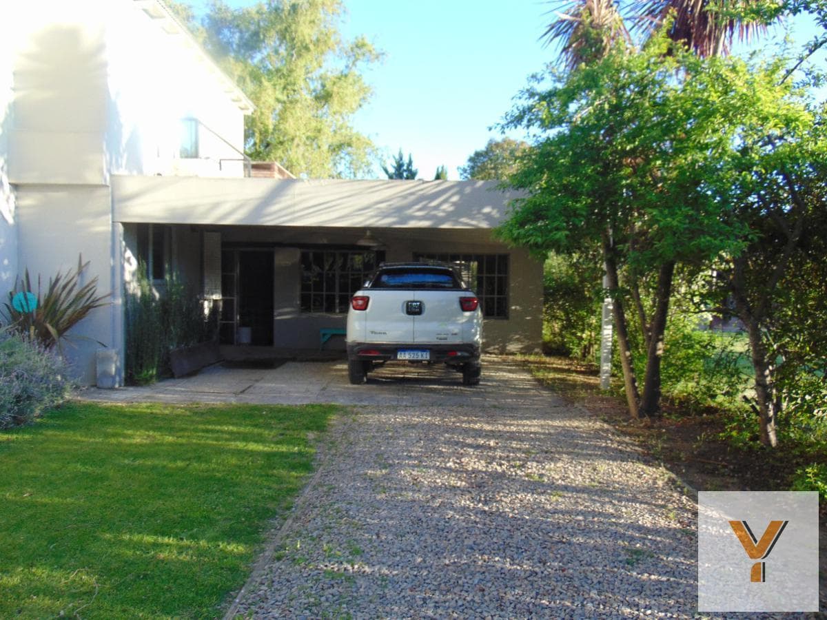 House for sale - 3 bedrooms, 2 bathrooms - 200 square meters - Azul