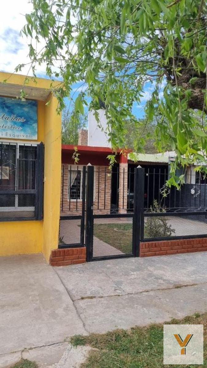 House for sale - 3 bedrooms, 1 bathroom - 330 square meters - Marcos Paz