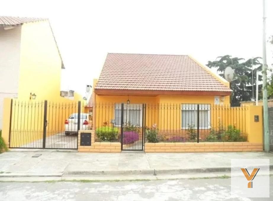 House for Sale - 3 Bedrooms, 2 Bathrooms - Garage - 325 m² - Sierra Chica