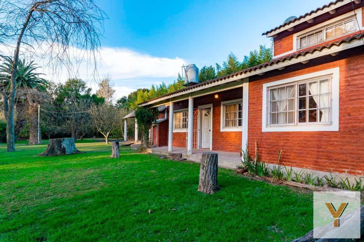 6,000 m² country house with a pool, barbecue area, and guest house.