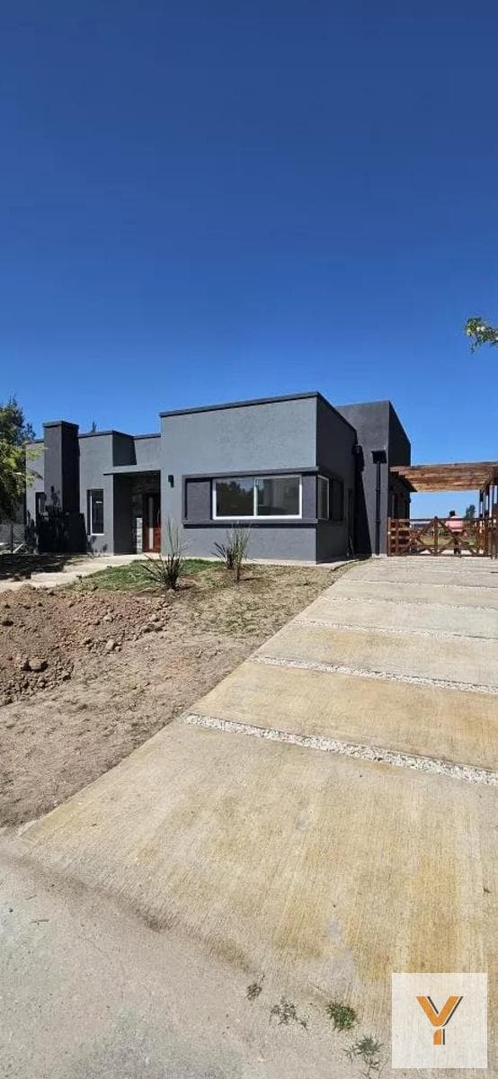 House for Sale - 3 Bedrooms, 2 Bathrooms - Parking Spaces - 190 square meters - Guernica