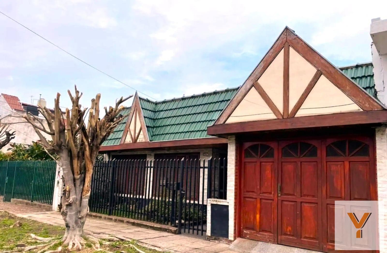 House for Sale - 4 Bedrooms, 3 Bathrooms - 450 m² - Villa Luzuriaga