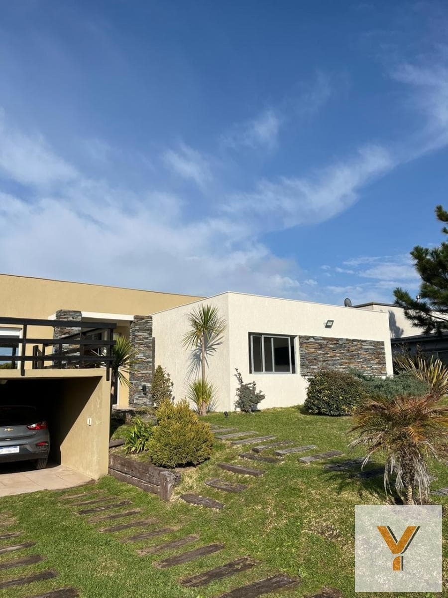 House for Sale - 3 Bedrooms, 3 Bathrooms - Garage - 1,000 m² - Pinamar