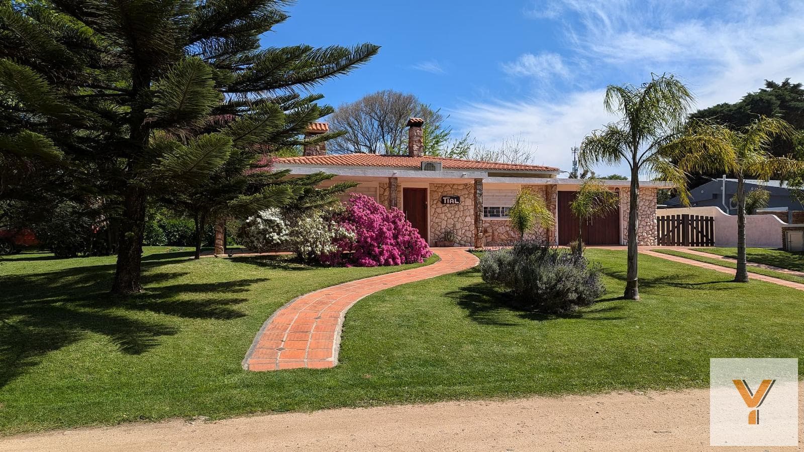 House for Sale - 3 Bedrooms, 2 Bathrooms - Garage - 1,040 m² - Canelones