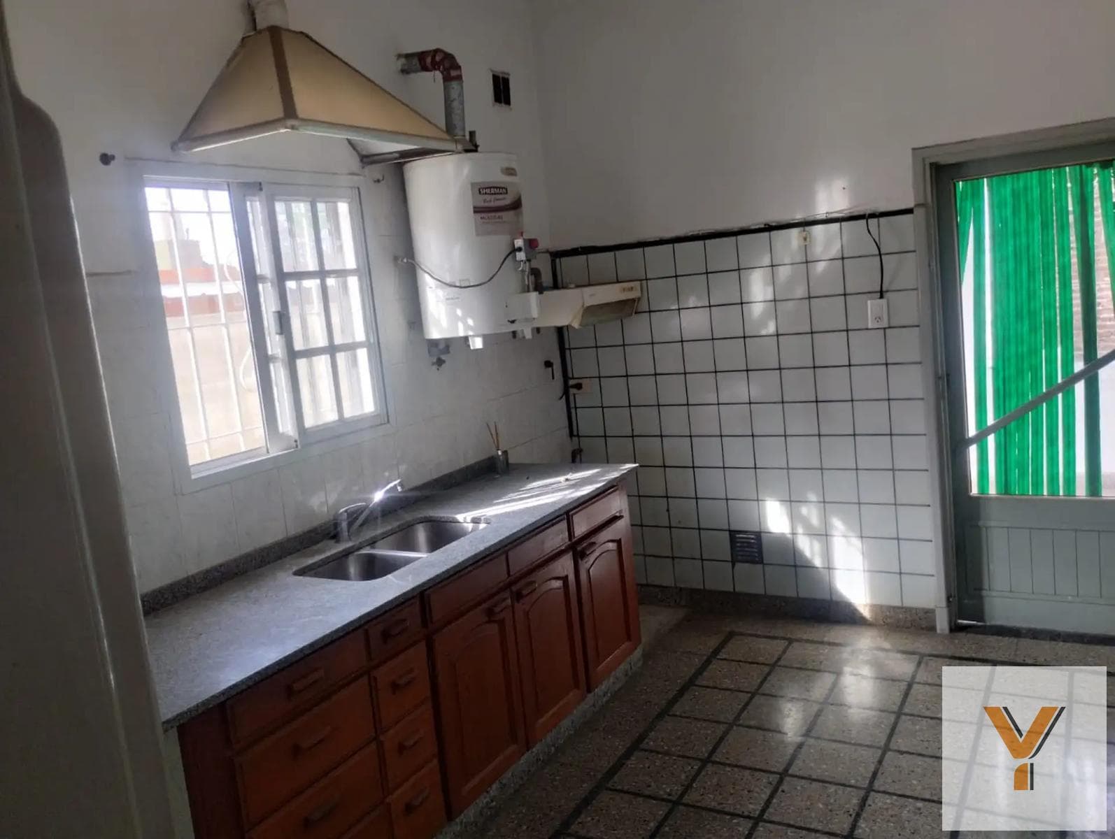 House for Sale - 4 Bedrooms, 2 Bathrooms - 380 m² - Quilmes