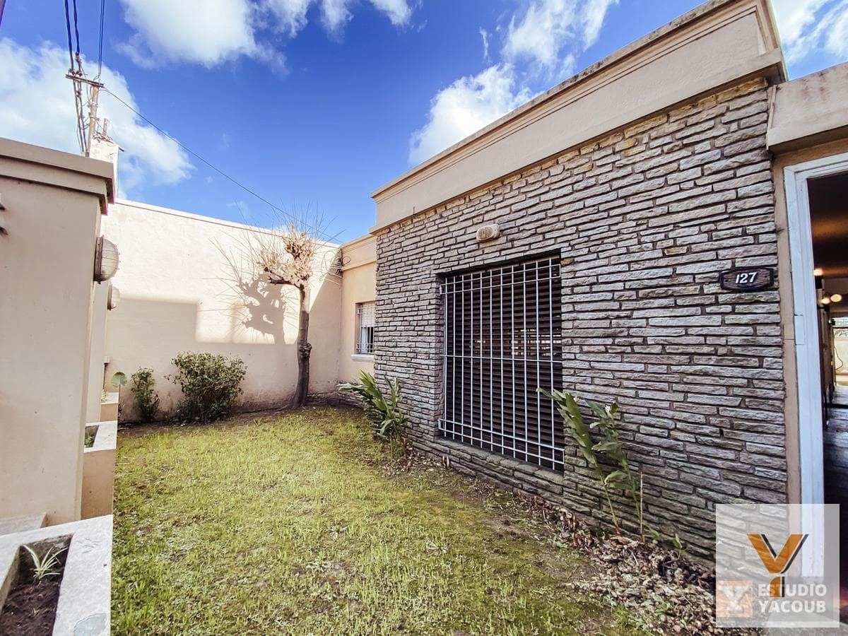 House for sale - 4 bedrooms, 2 bathrooms - Parking spaces - 209 m² - Tolosa, La Plata