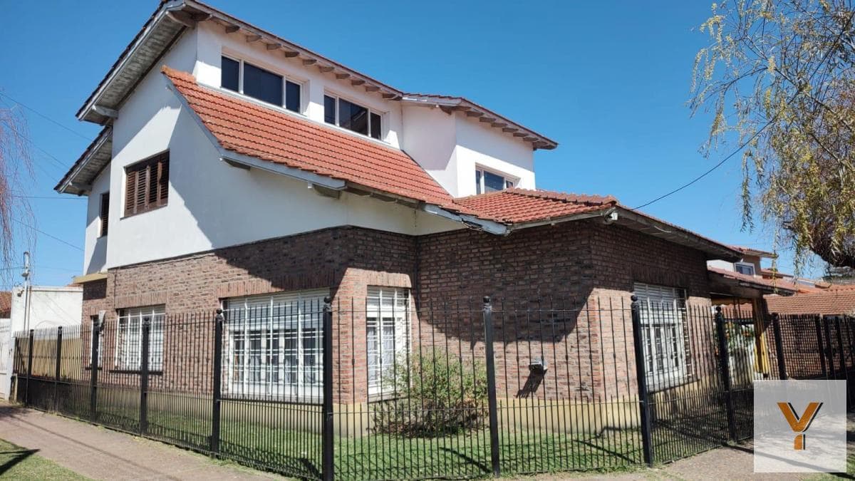 House for Sale - 4 Bedrooms, 3 Bathrooms - Parking Spaces - 350 m² - West Quilmes