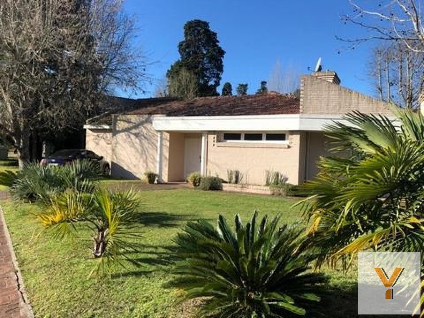 House for Sale - 3 Bedrooms, 5 Bathrooms - Garage - 1,044 m² - Berazategui