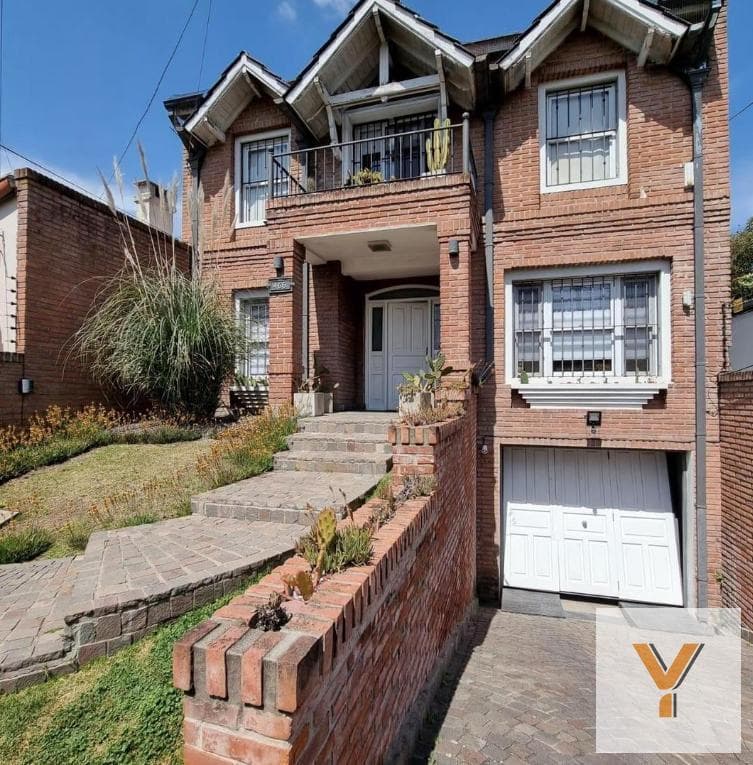 House for Sale - 4 Bedrooms, 3 Bathrooms - Garage - 400 m² - Ituzaingó