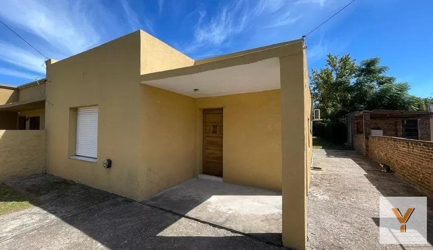 House for Sale - 2 Bedrooms, 1 Bathroom - Parking Spaces - 400 m² - Luján