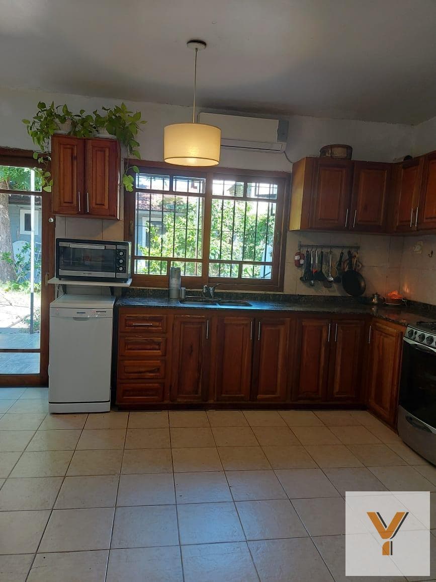 House for Sale - 3 Bedrooms, 3 Bathrooms - Garage - 235 m² - Castelar