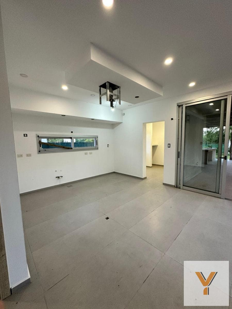 House for Sale - 4 Bedrooms, 3 Bathrooms - Garage - 830 m² - Ramallo