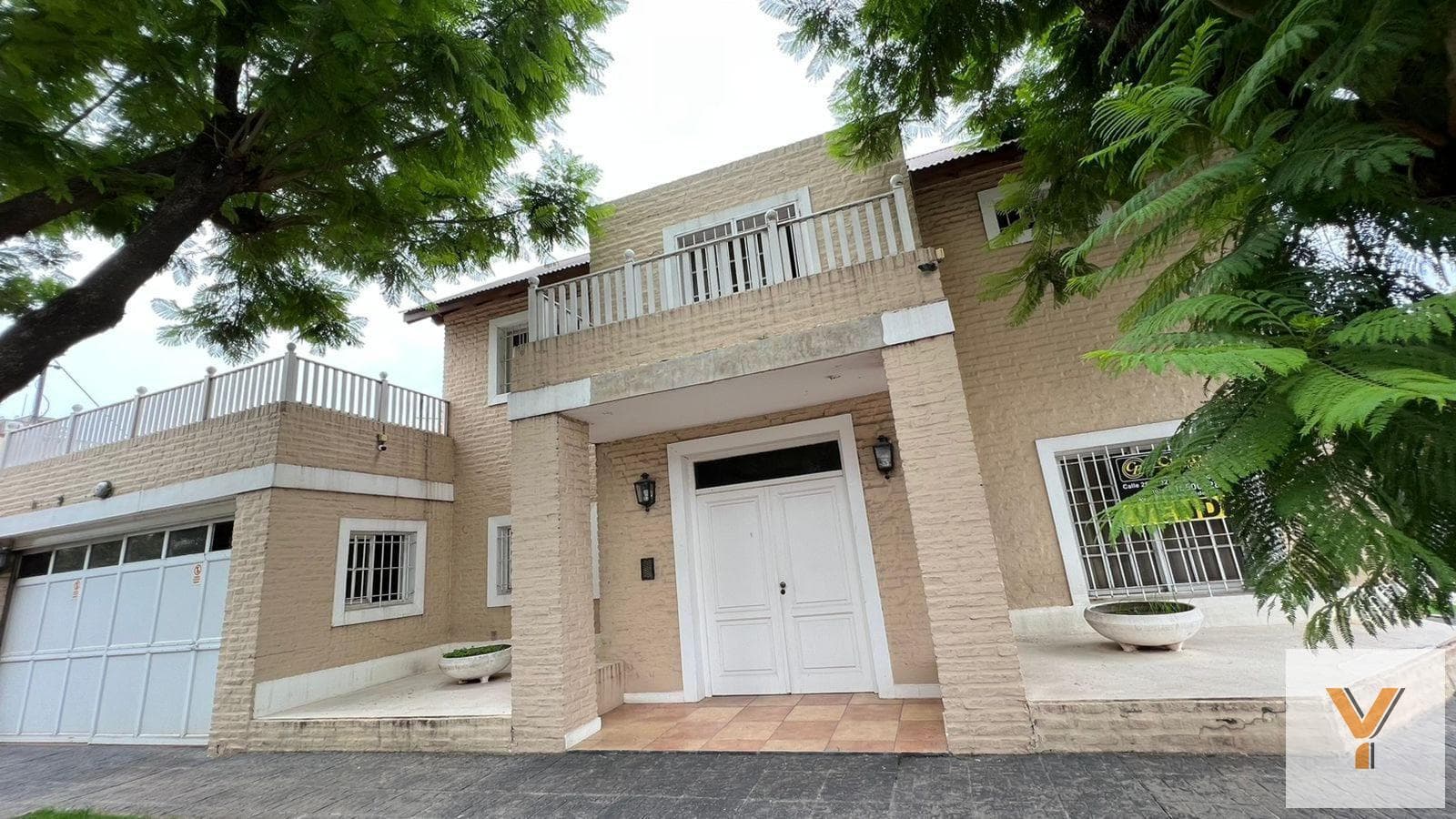 House for Sale - 3 Bedrooms, 2 Bathrooms - Garage - 291 square meters - Mercedes